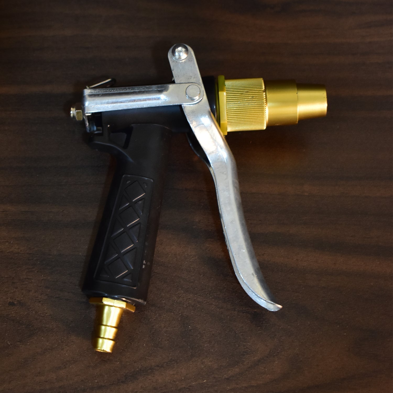 Durable gold trigger nozzle for hoses, lever style for water spraying. Durable gold trigger nozzle for hoses, lever style for water spraying.